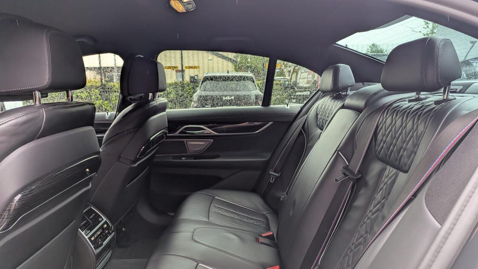 BMW 7 Series view 32