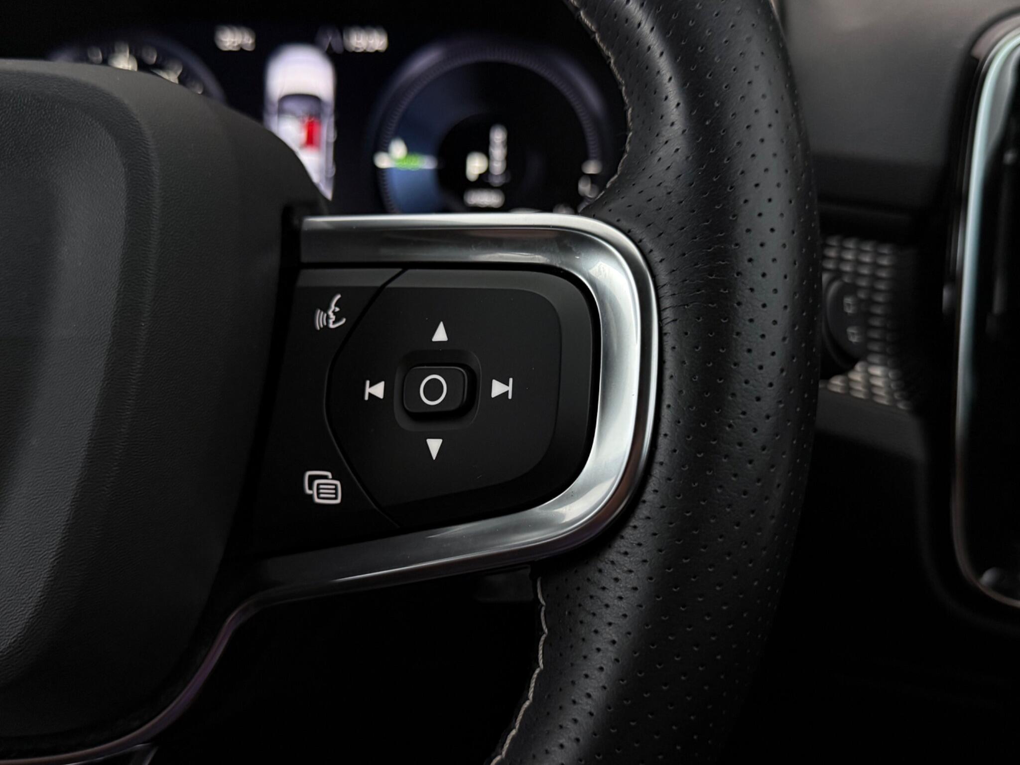 Volvo XC40 view 16