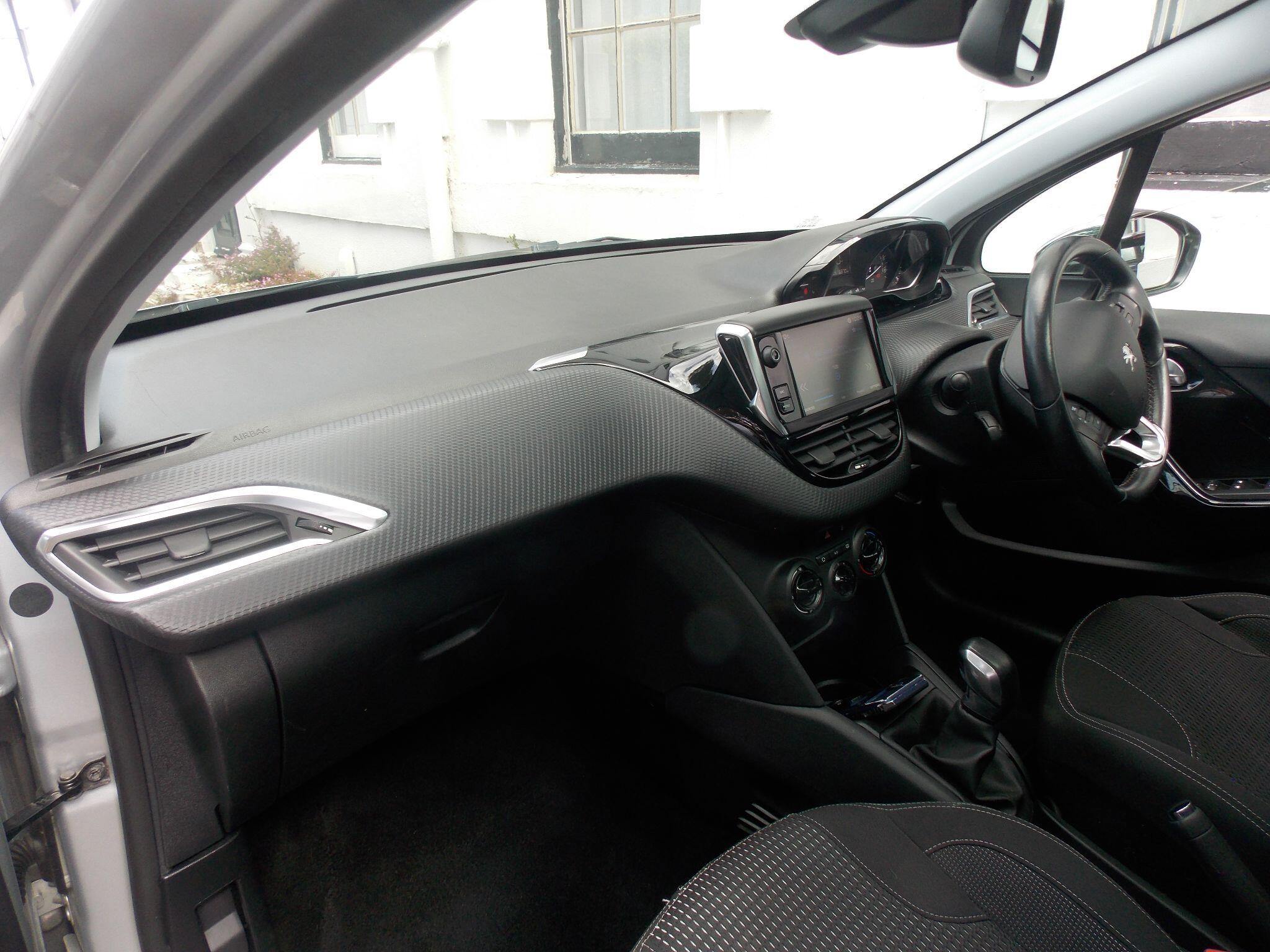 Peugeot 208 view 15