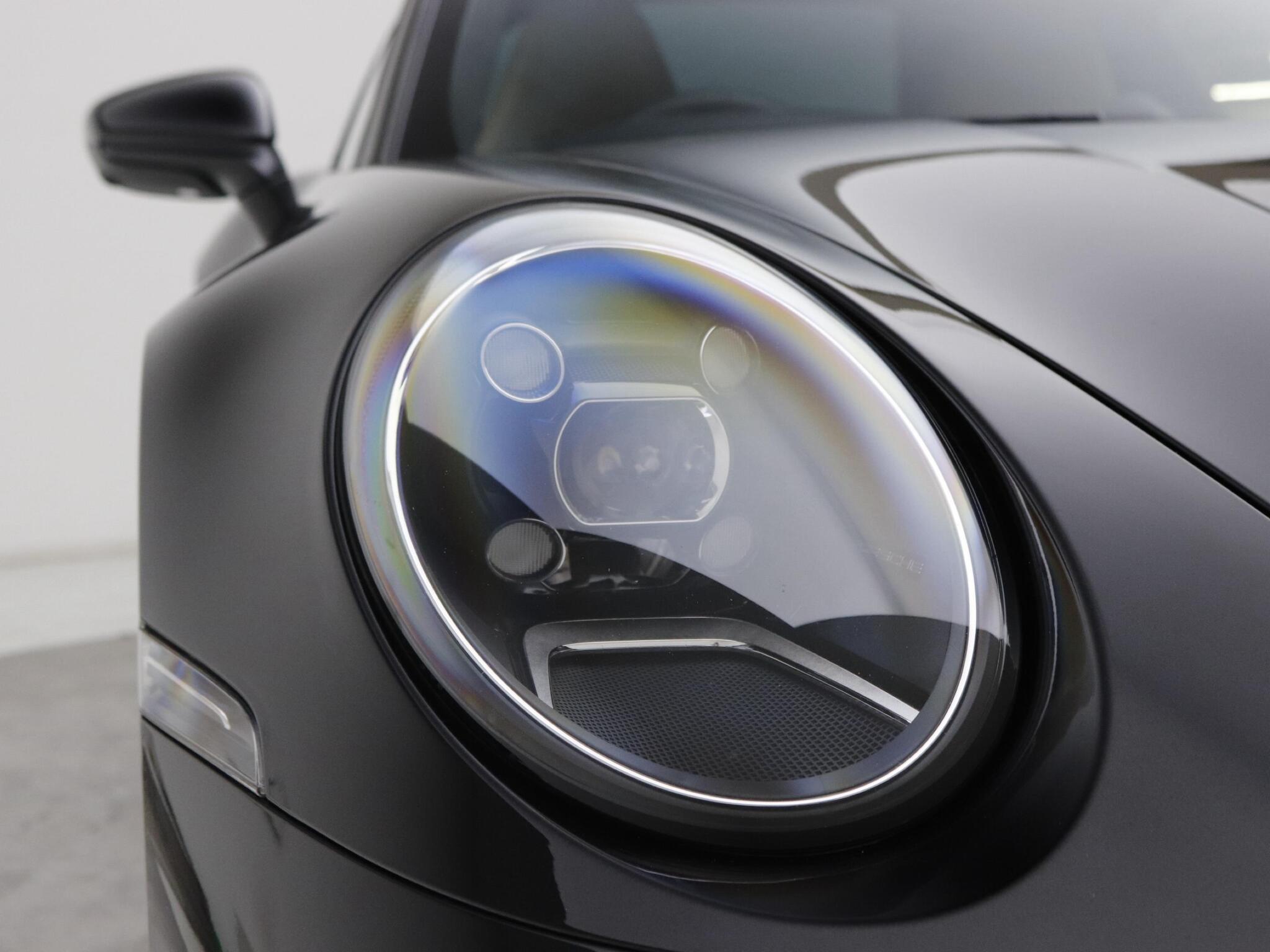 Porsche 911 view 7