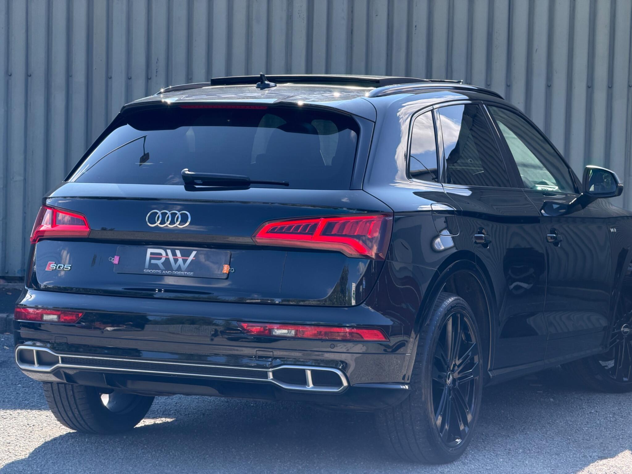 Audi SQ5 view 32