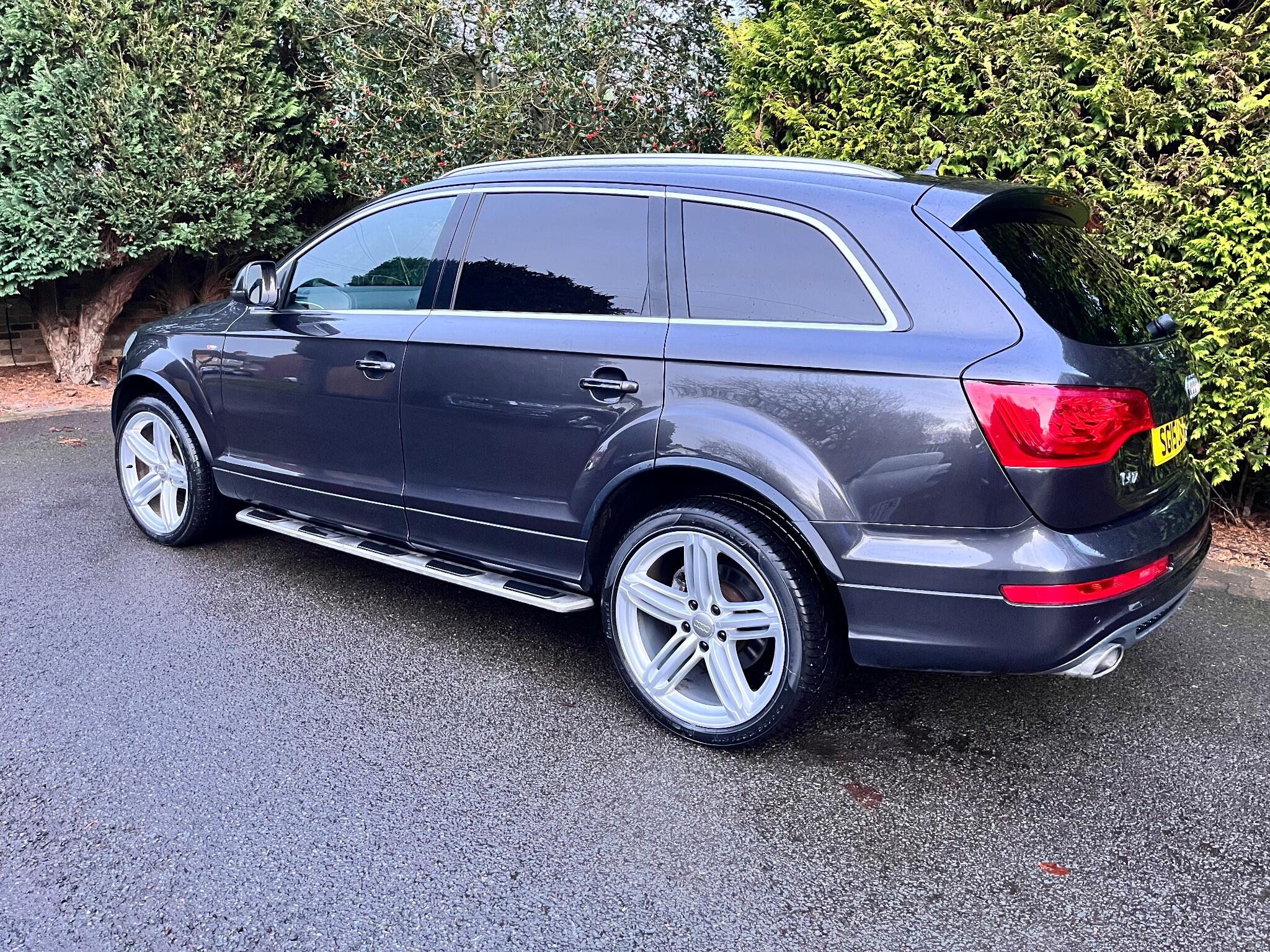 Audi Q7 view 10