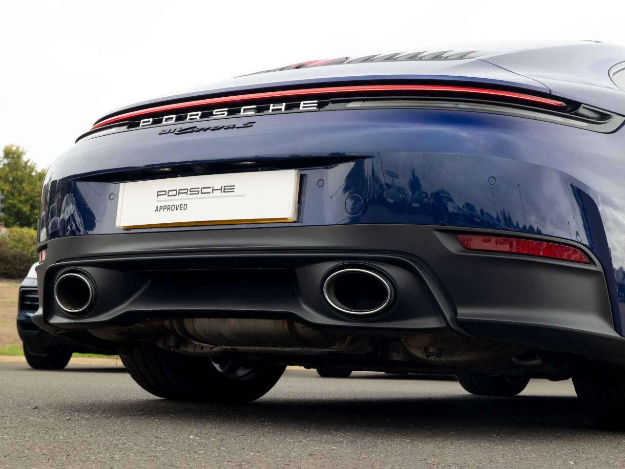 Porsche 911 view 35