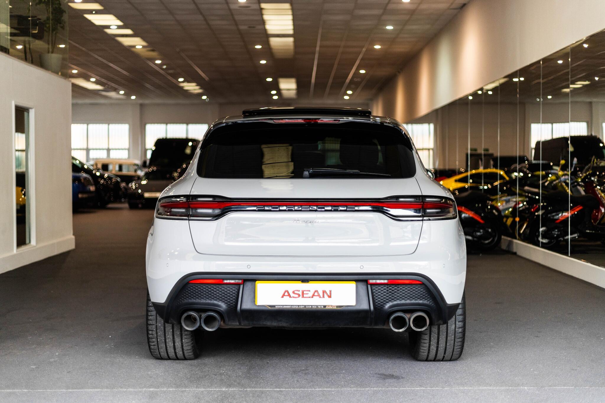 Porsche Macan view 8