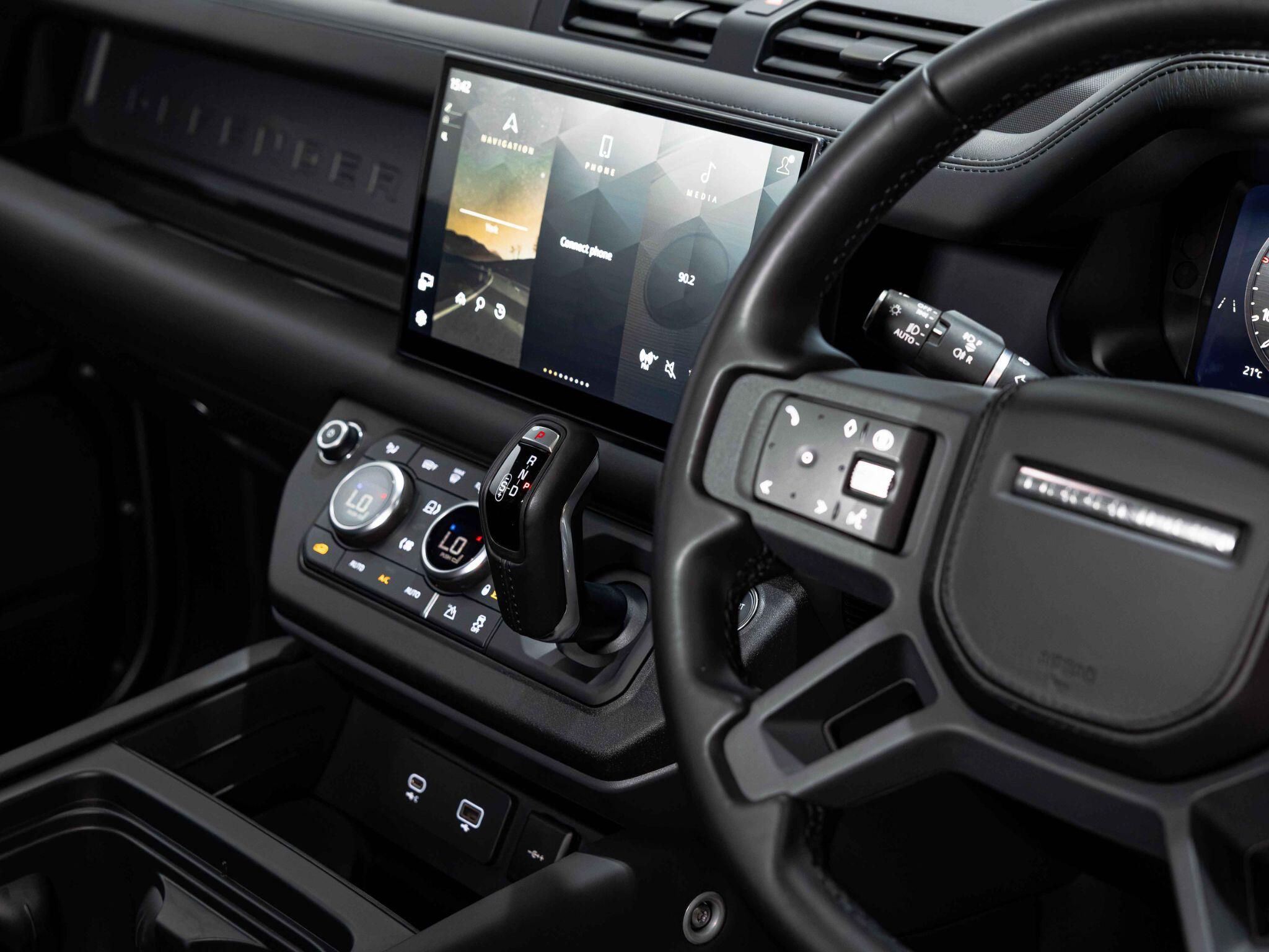 Land Rover Defender 110 view 25