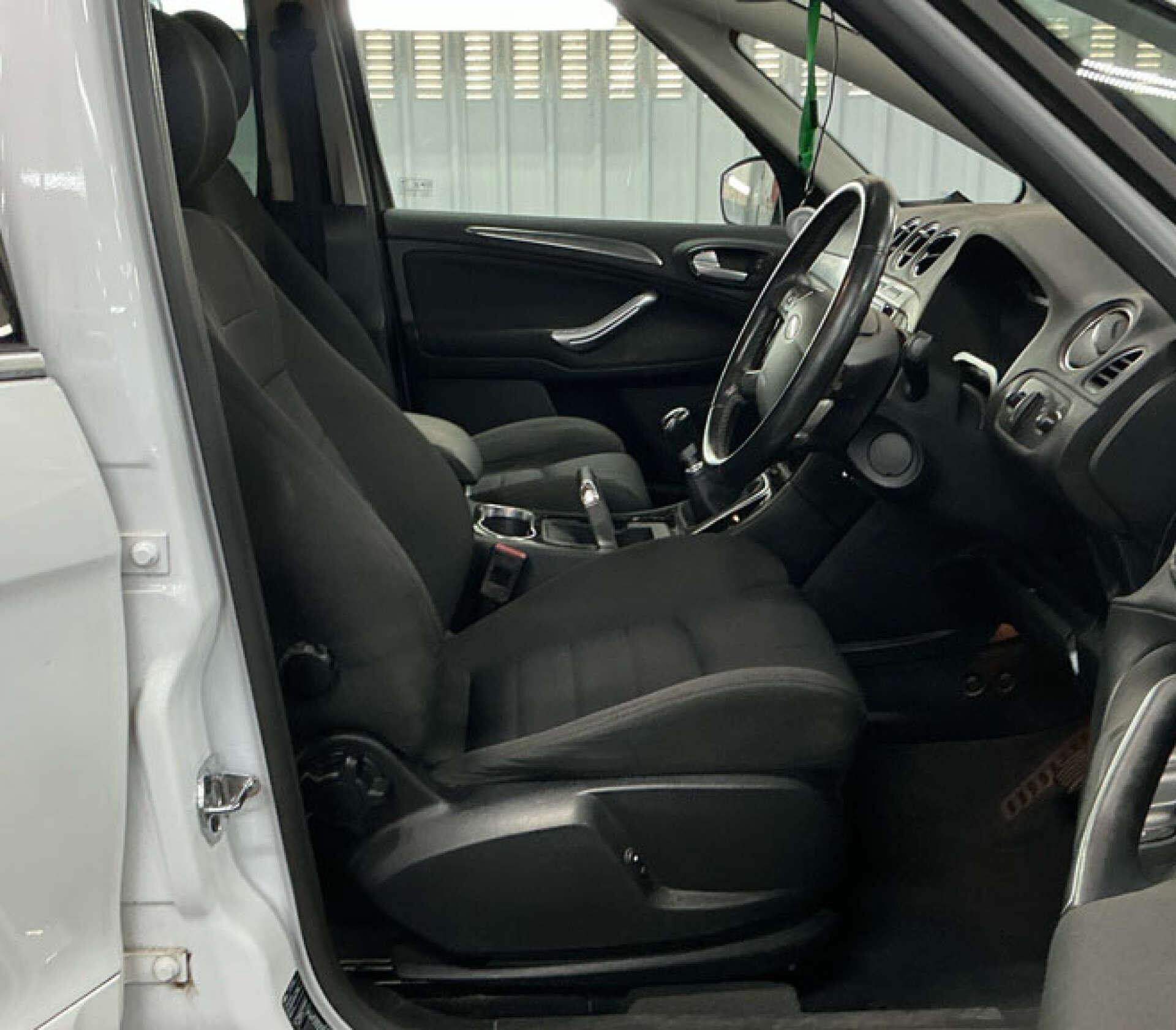 Ford S-Max view 4