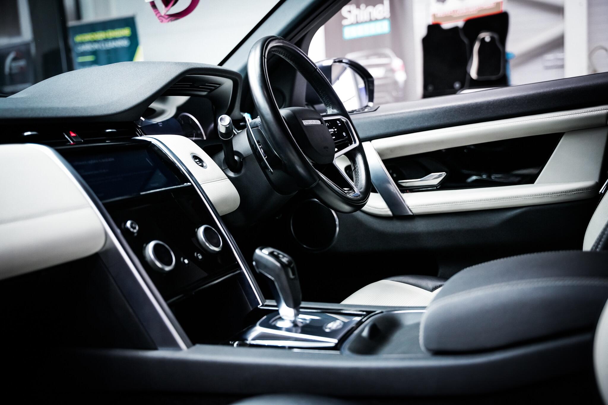 Land Rover Discovery Sport view 3