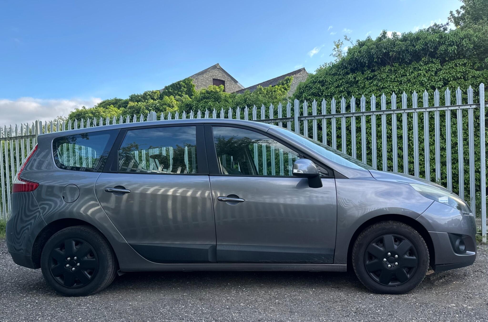 2010 Renault Grand Scenic image 12