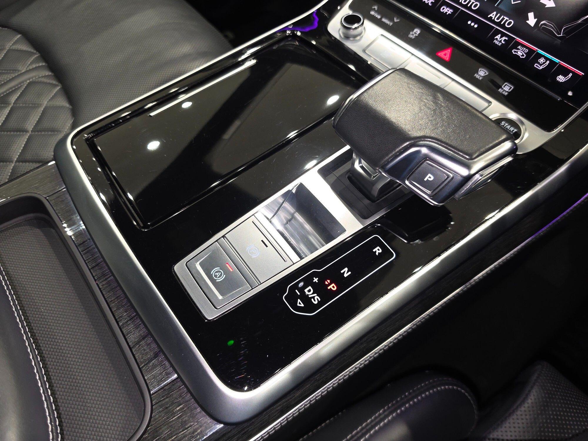 Audi Q8 view 90