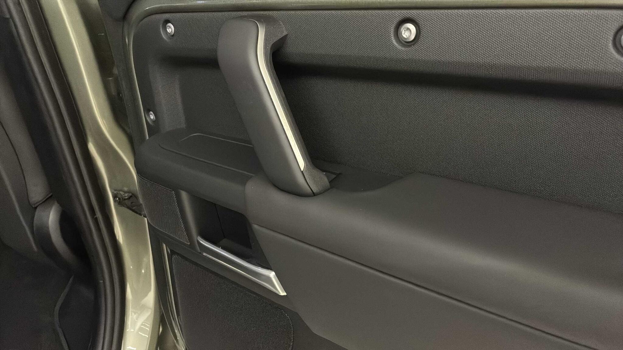Land Rover Defender view 32