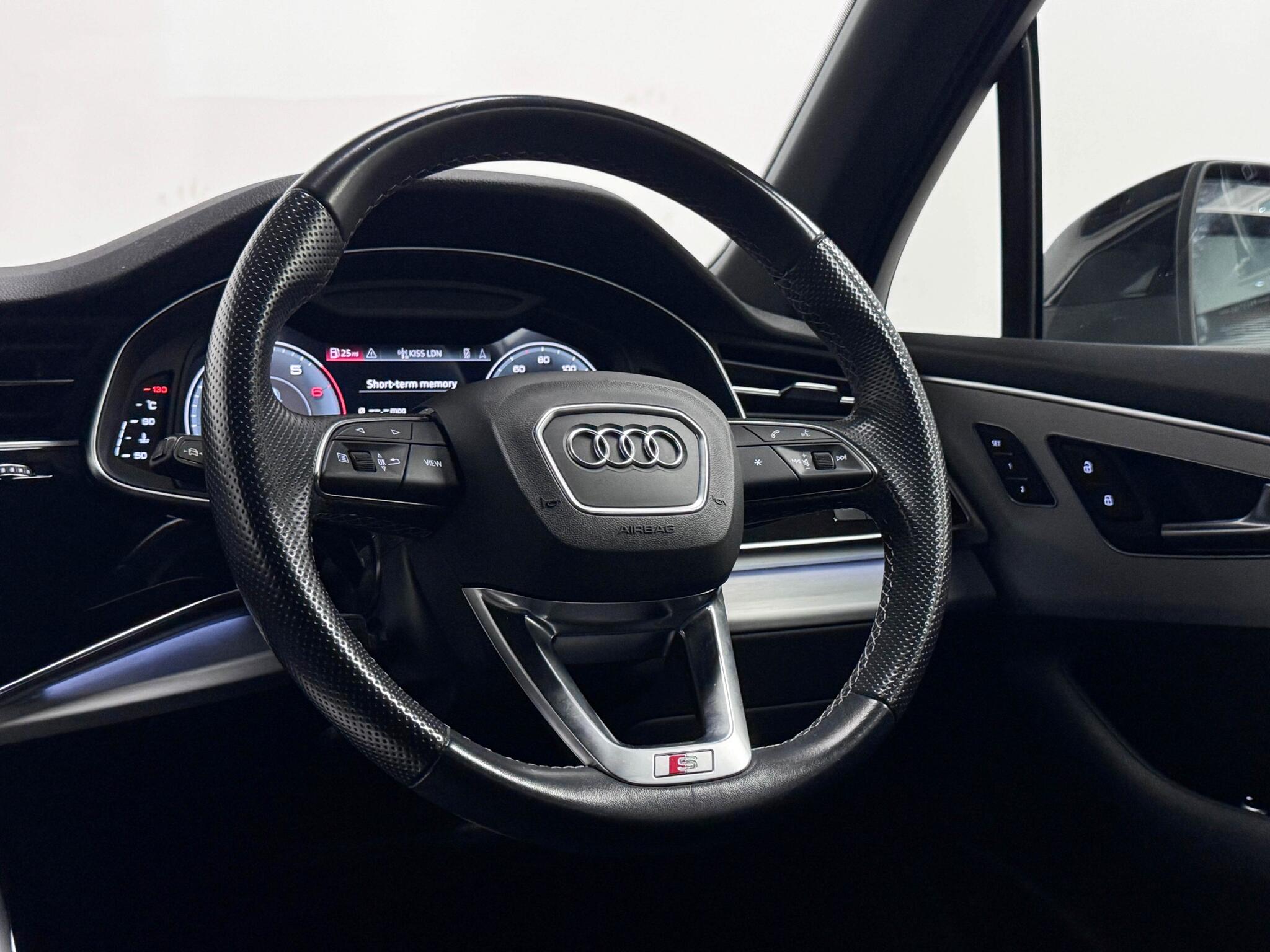 Audi Q7 view 34