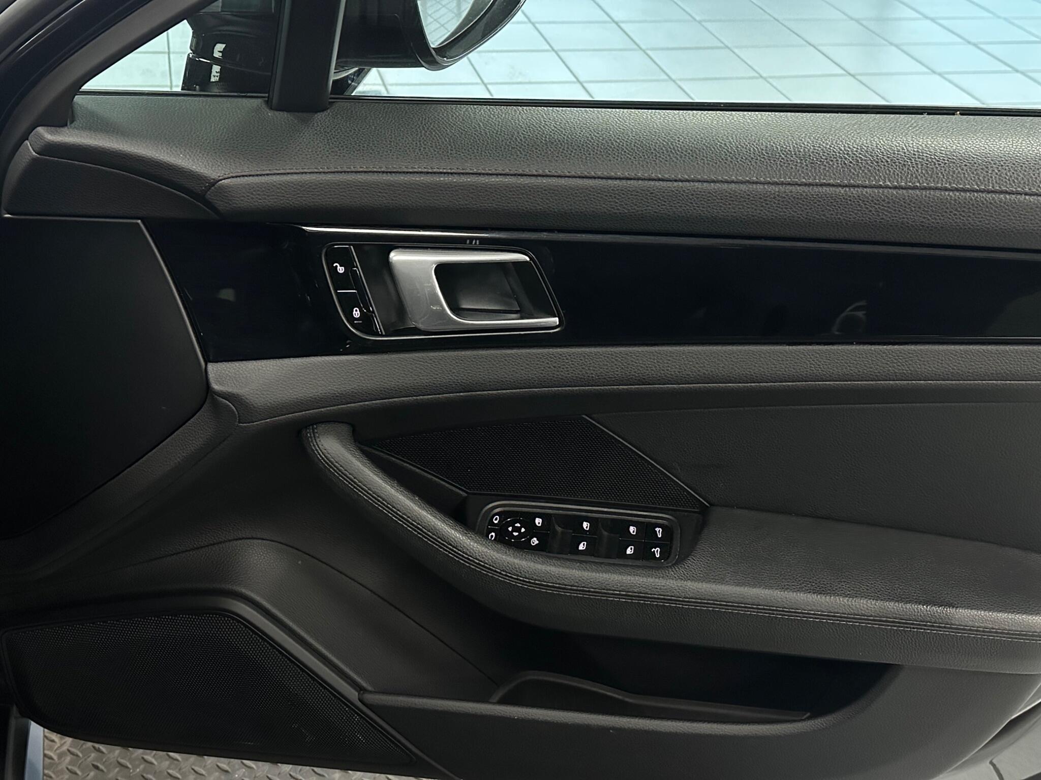 Porsche Panamera view 22