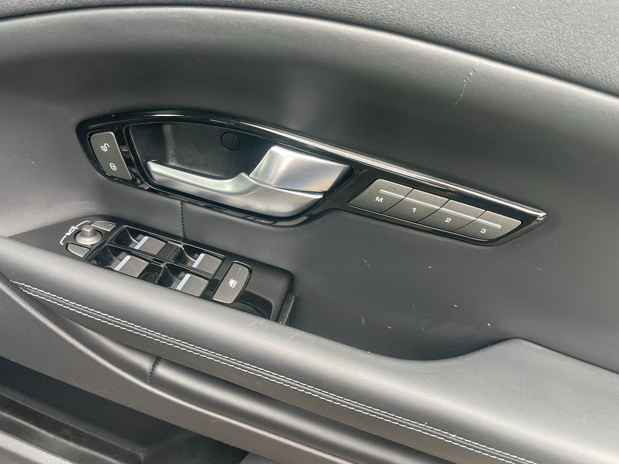 Land Rover Range Rover Evoque view 18
