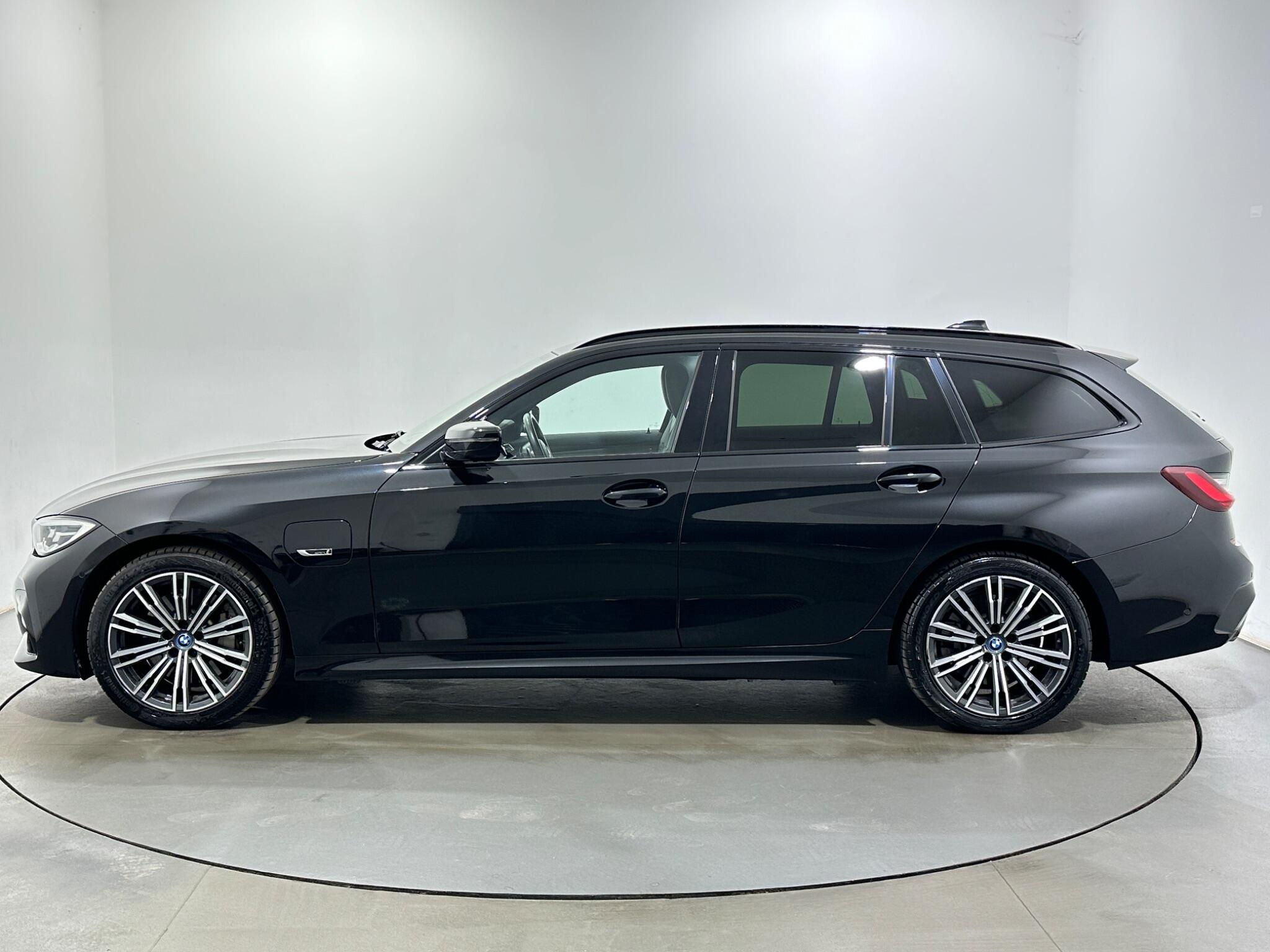 BMW 3 Series view 5