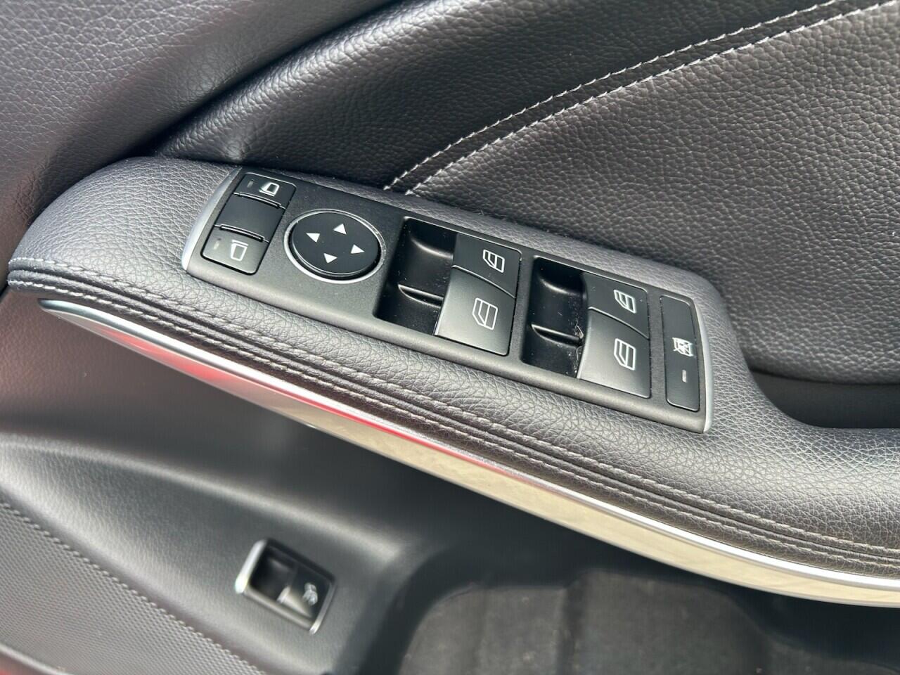 Mercedes-Benz GLA view 32
