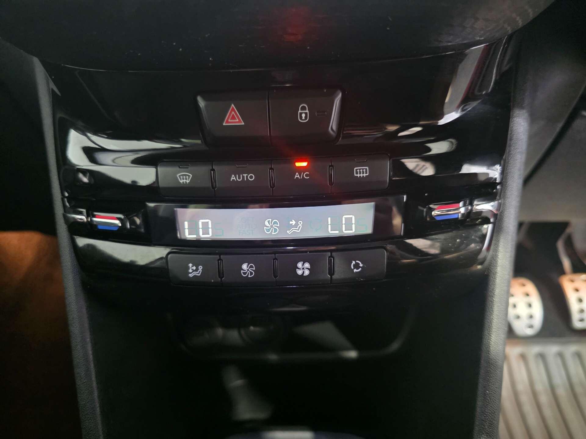 Peugeot 208 view 25