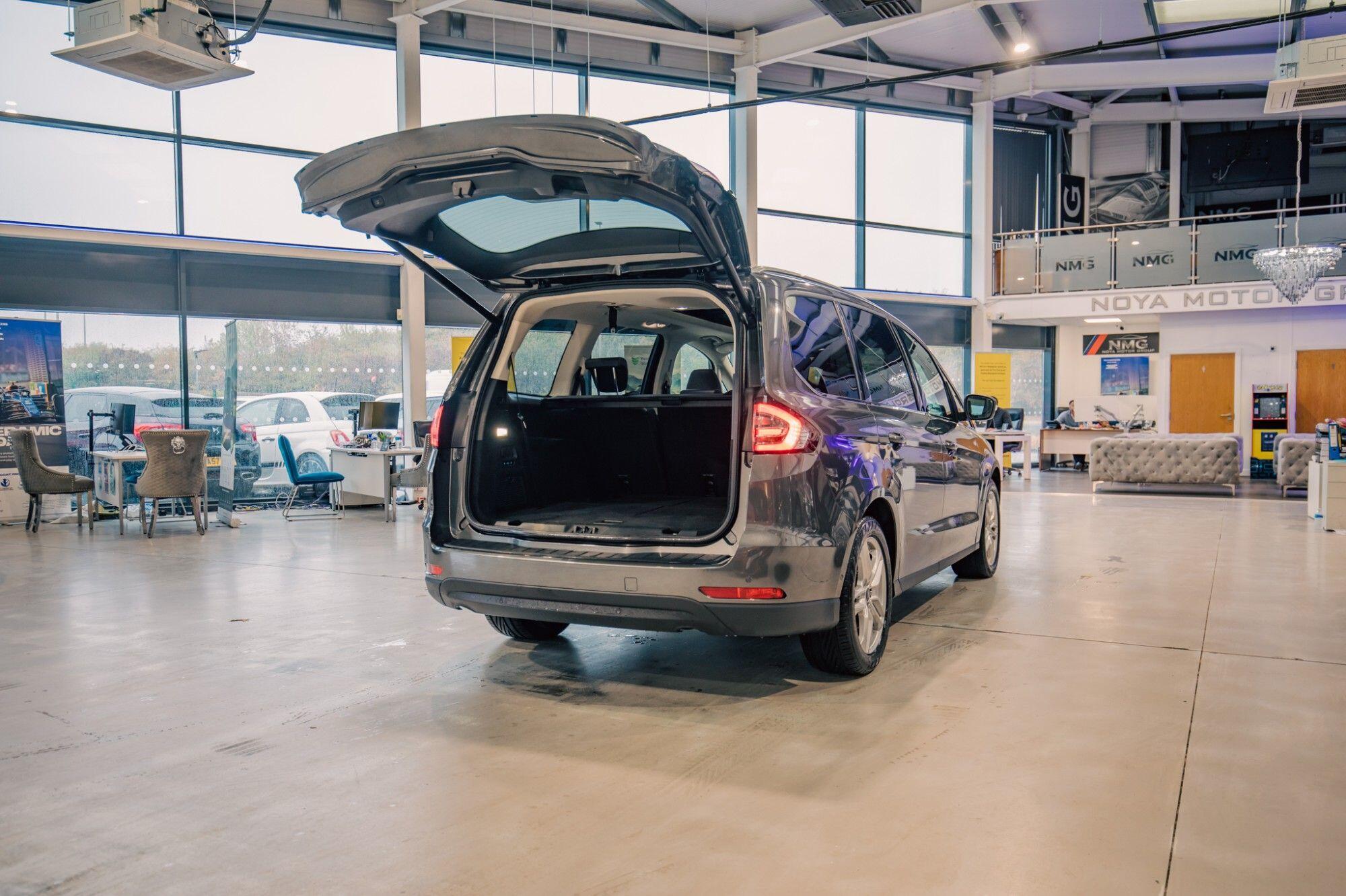 Ford Galaxy view 32