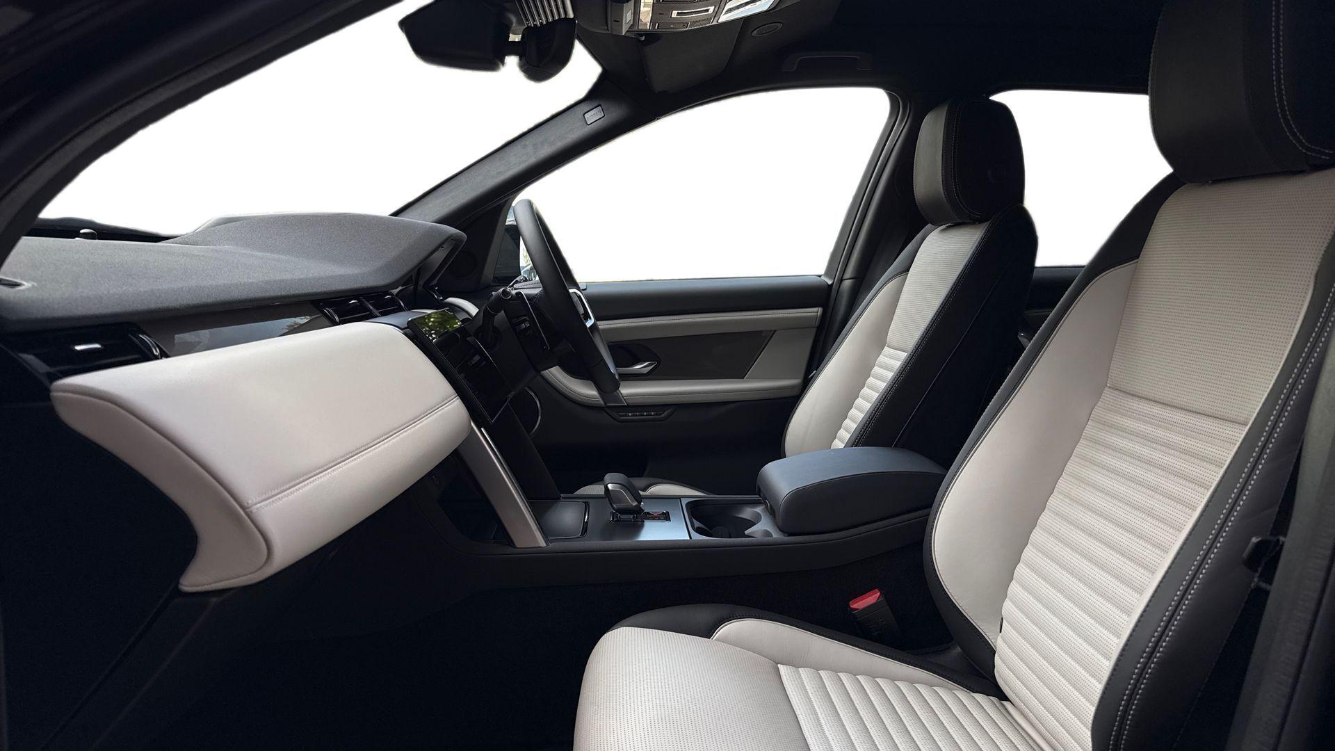 Land Rover Discovery Sport view 3