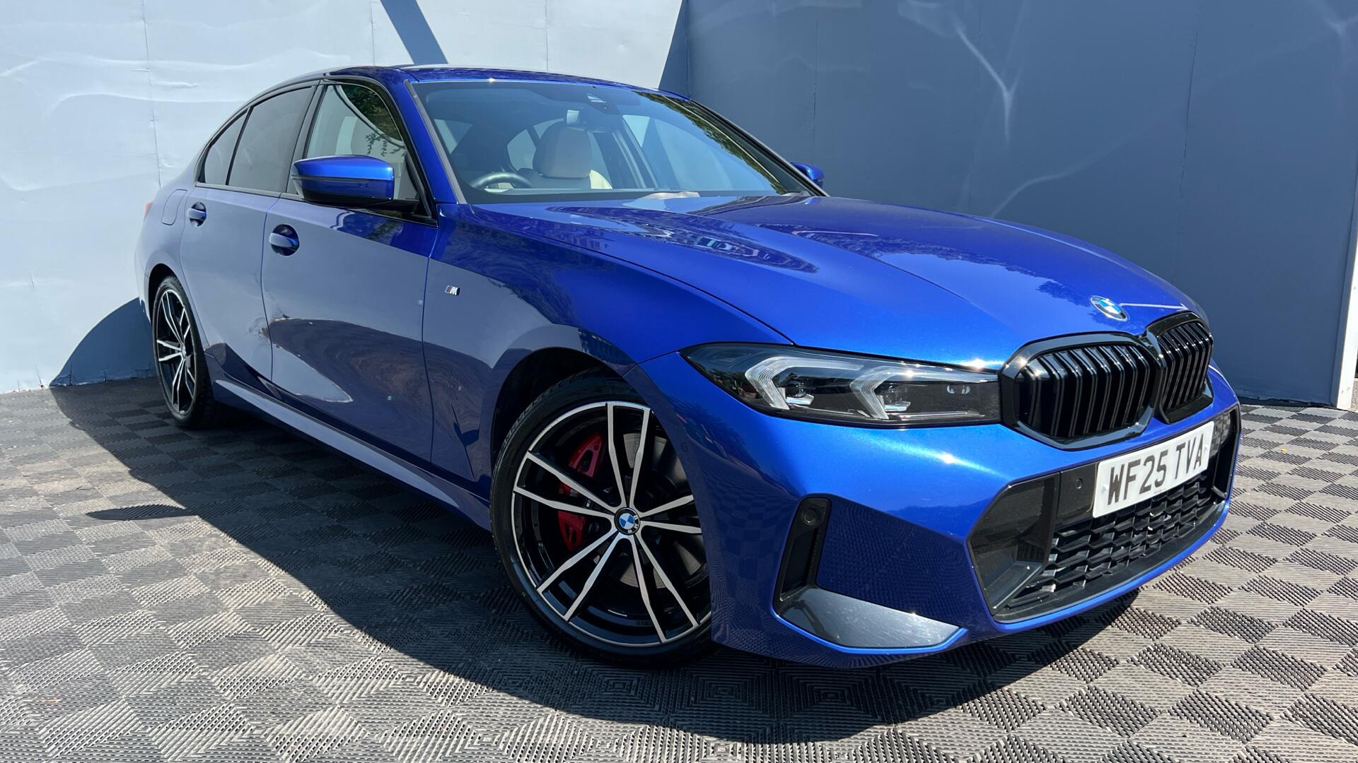 BMW 3 Series view 24