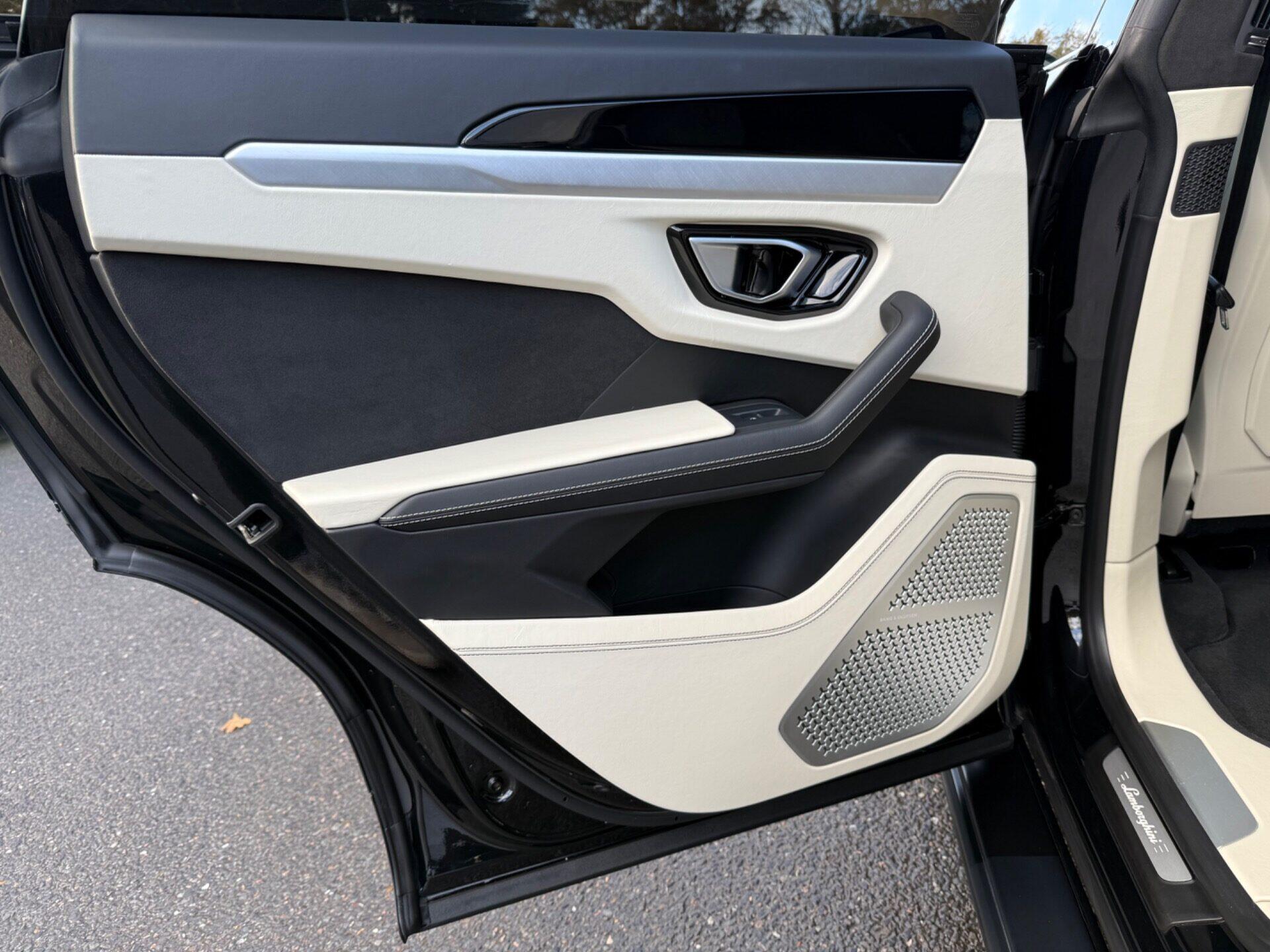 Lamborghini Urus view 32