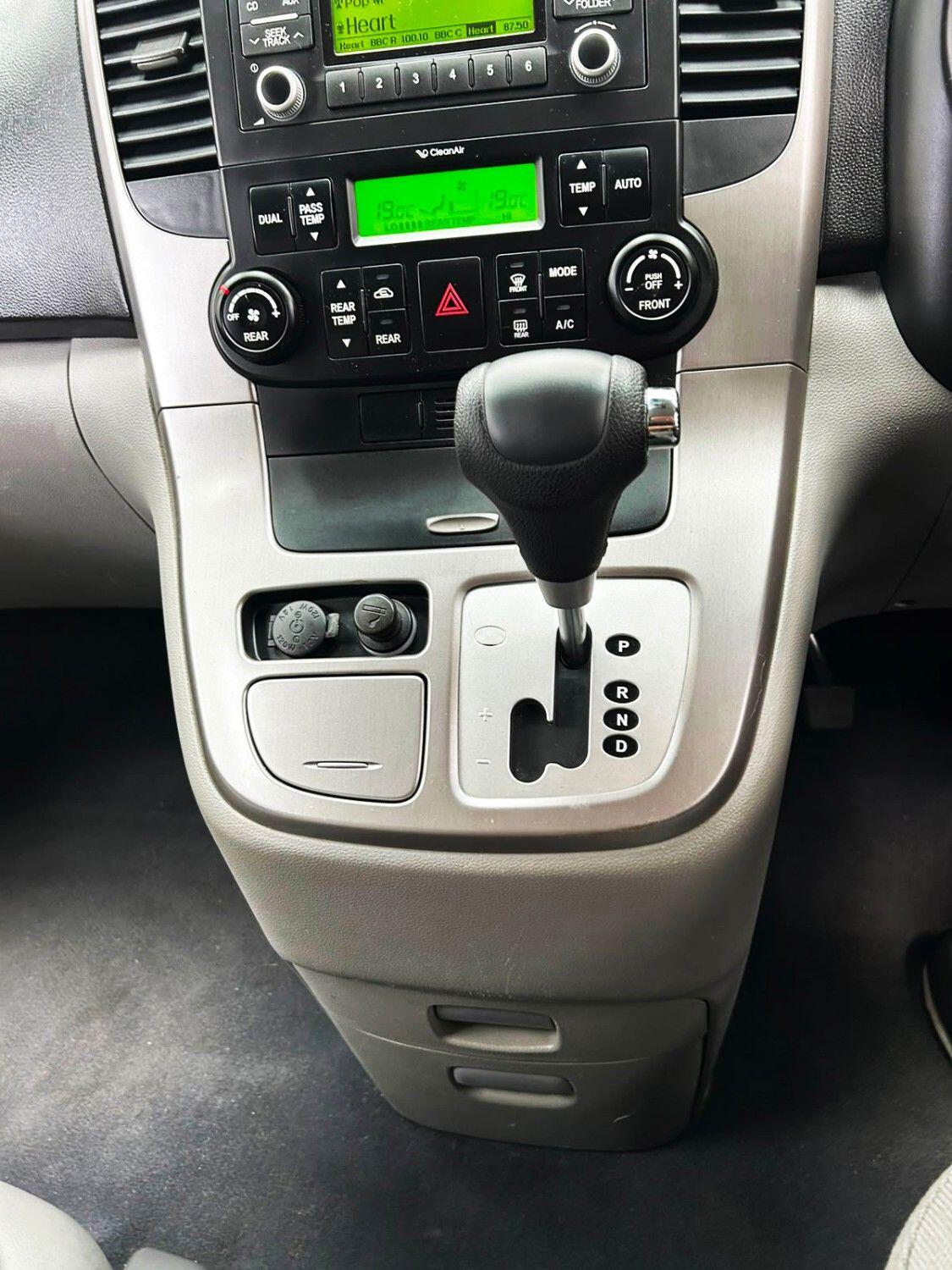 Kia Sedona view 12