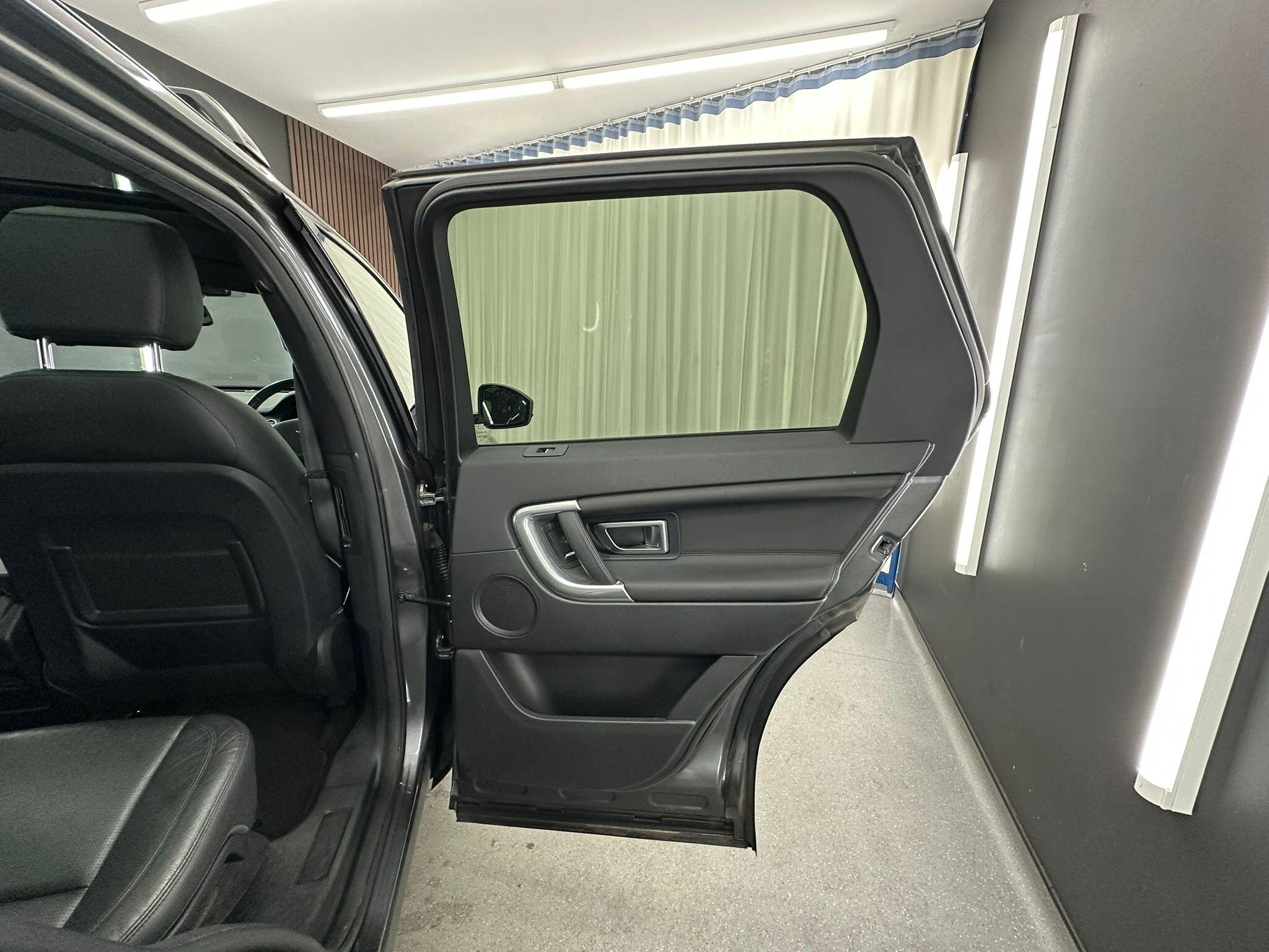 Land Rover Discovery Sport view 14