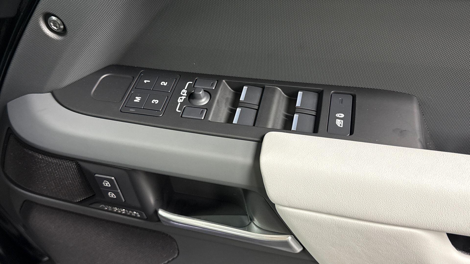 Land Rover Defender view 27