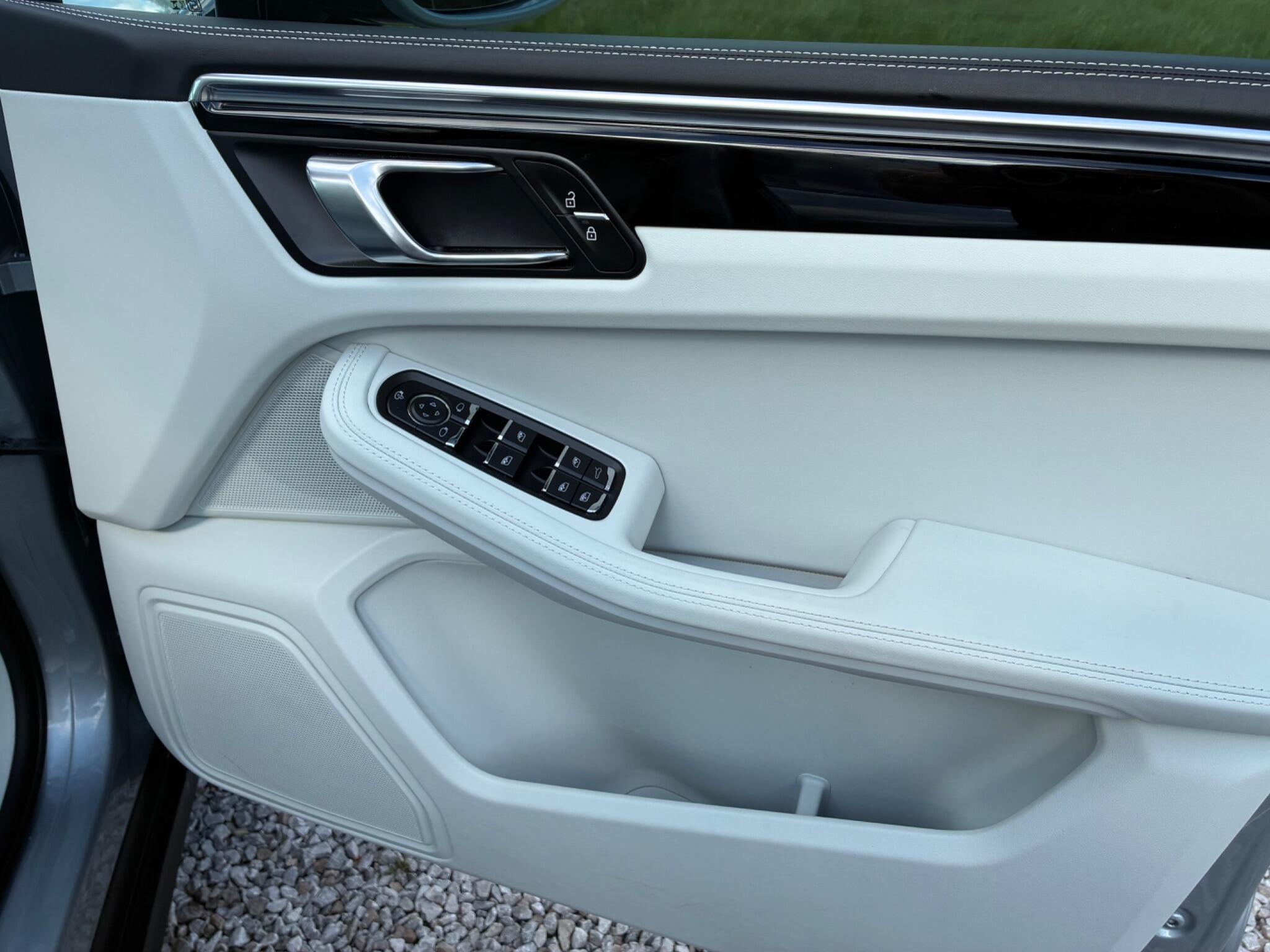 Porsche Macan view 23