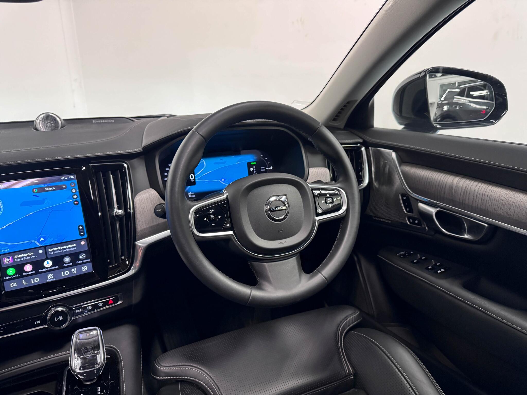 Volvo S90 view 32