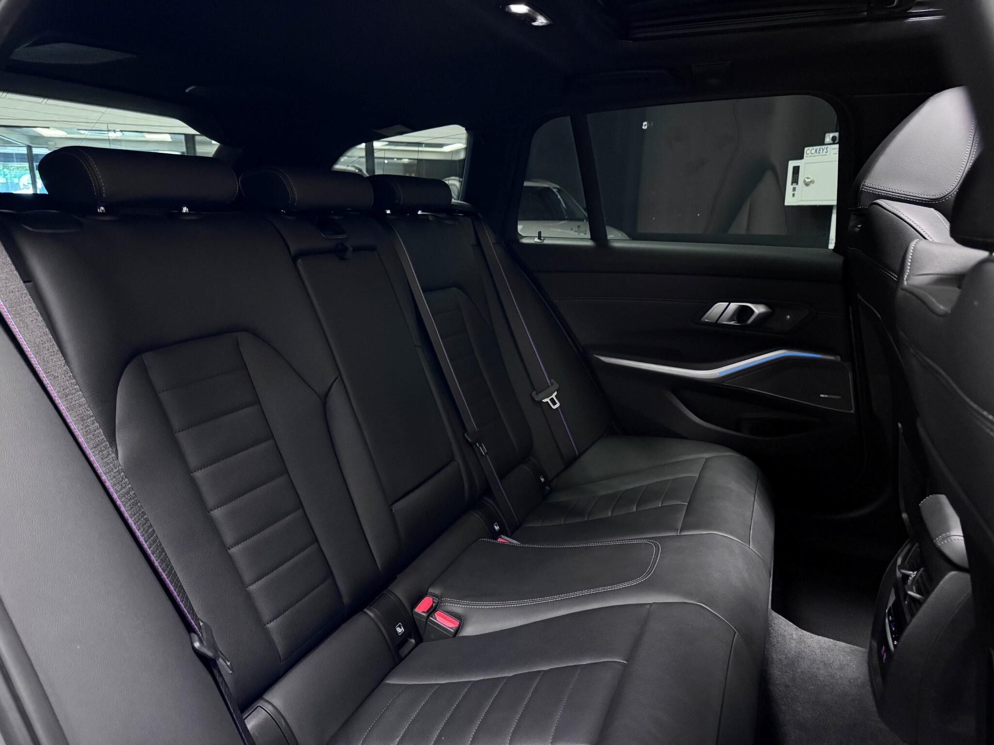 BMW 3 Series view 32
