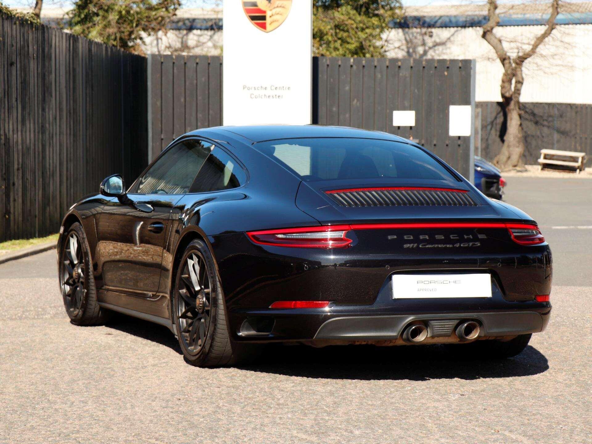 Porsche 911 view 34