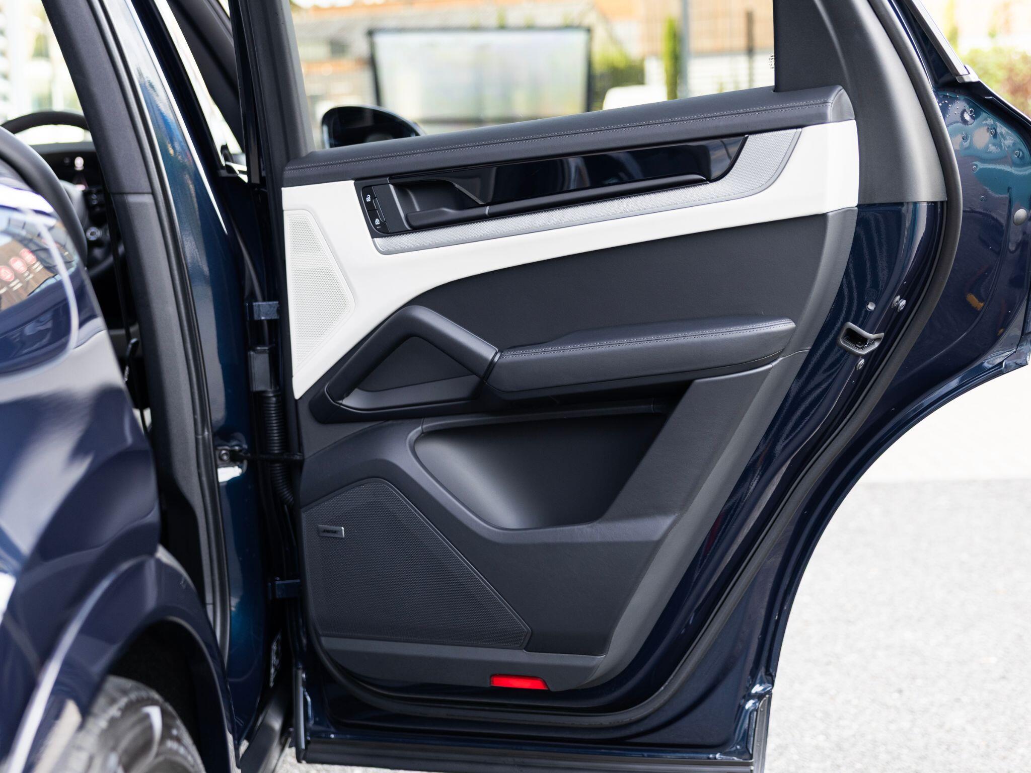 Porsche Cayenne view 41