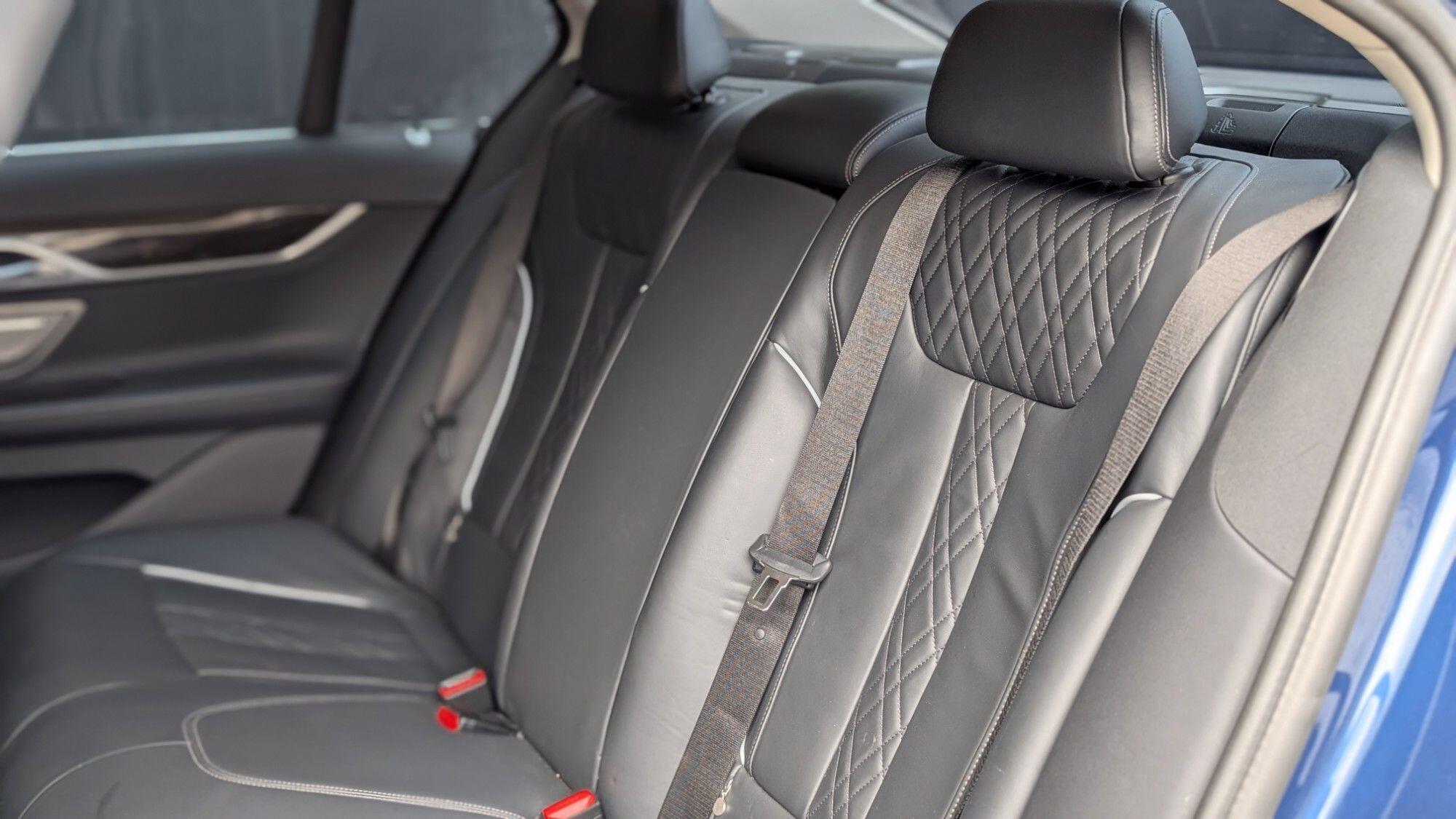 BMW 7 Series view 13