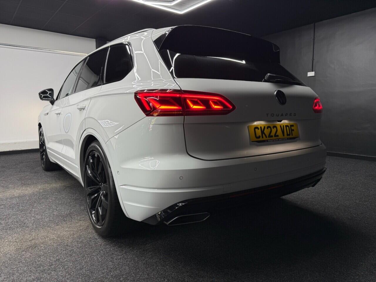 Volkswagen Touareg view 8