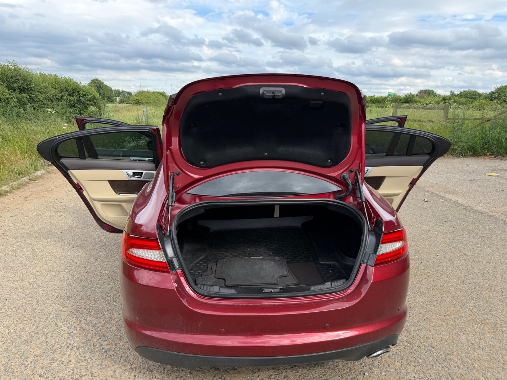 Jaguar XF view 27