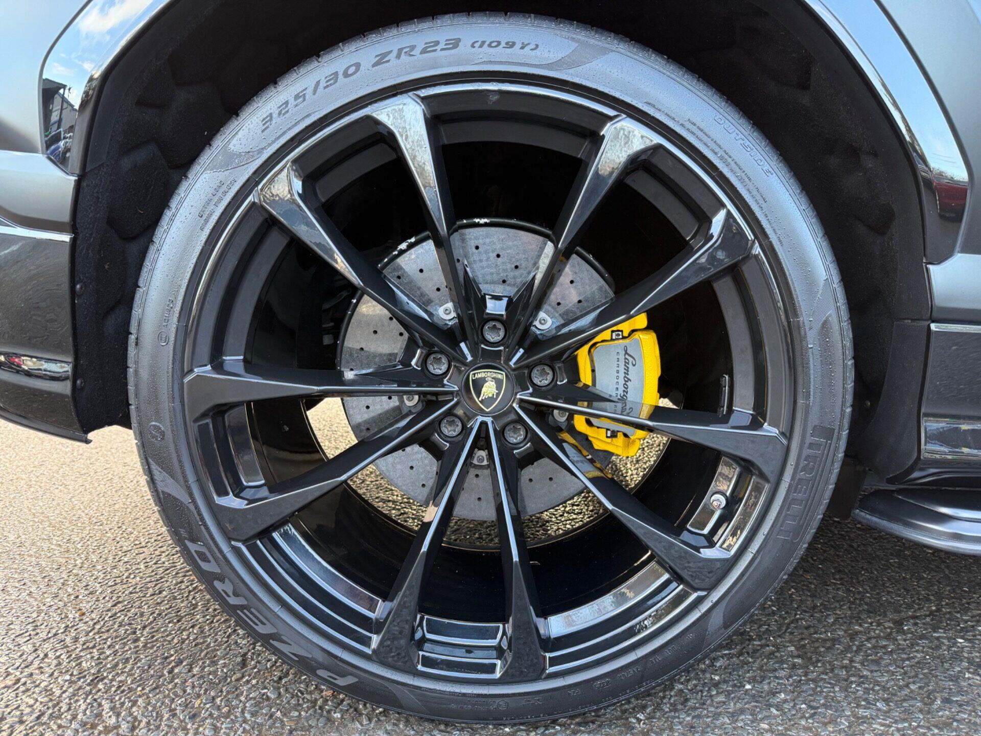 Lamborghini Urus view 81
