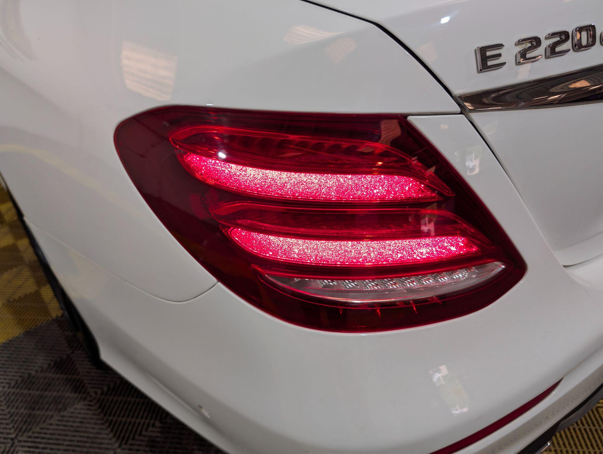 Mercedes-Benz E Class view 33