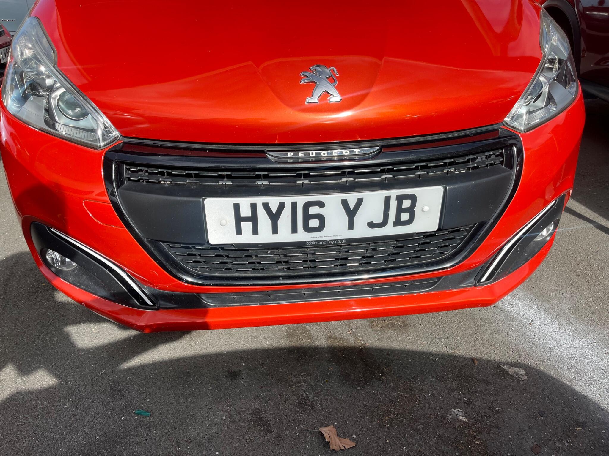 Peugeot 208 view 9