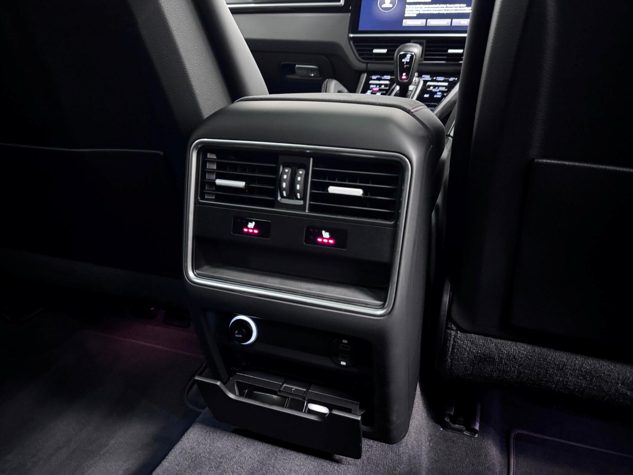 Porsche Cayenne view 19