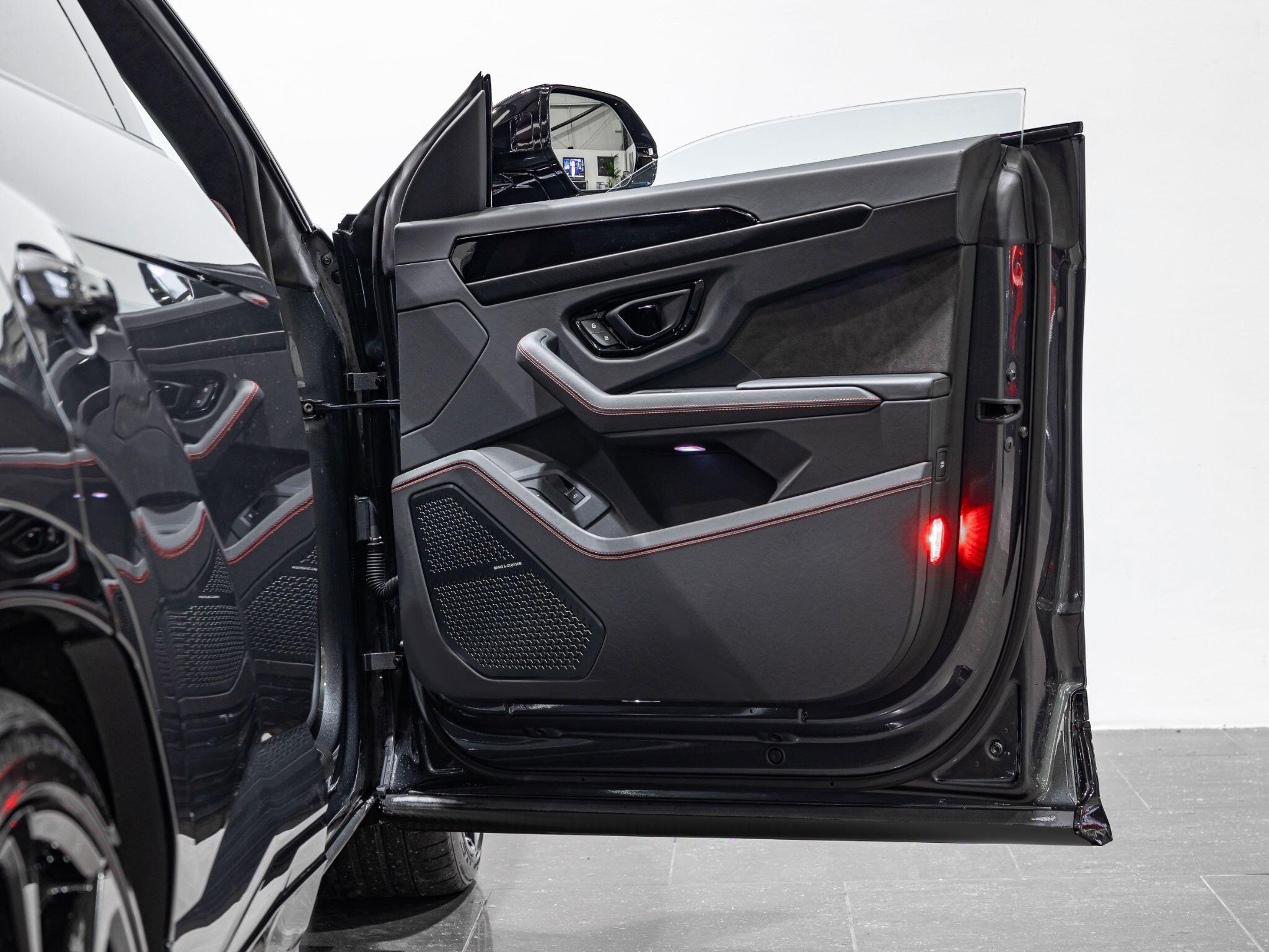 Lamborghini Urus view 21