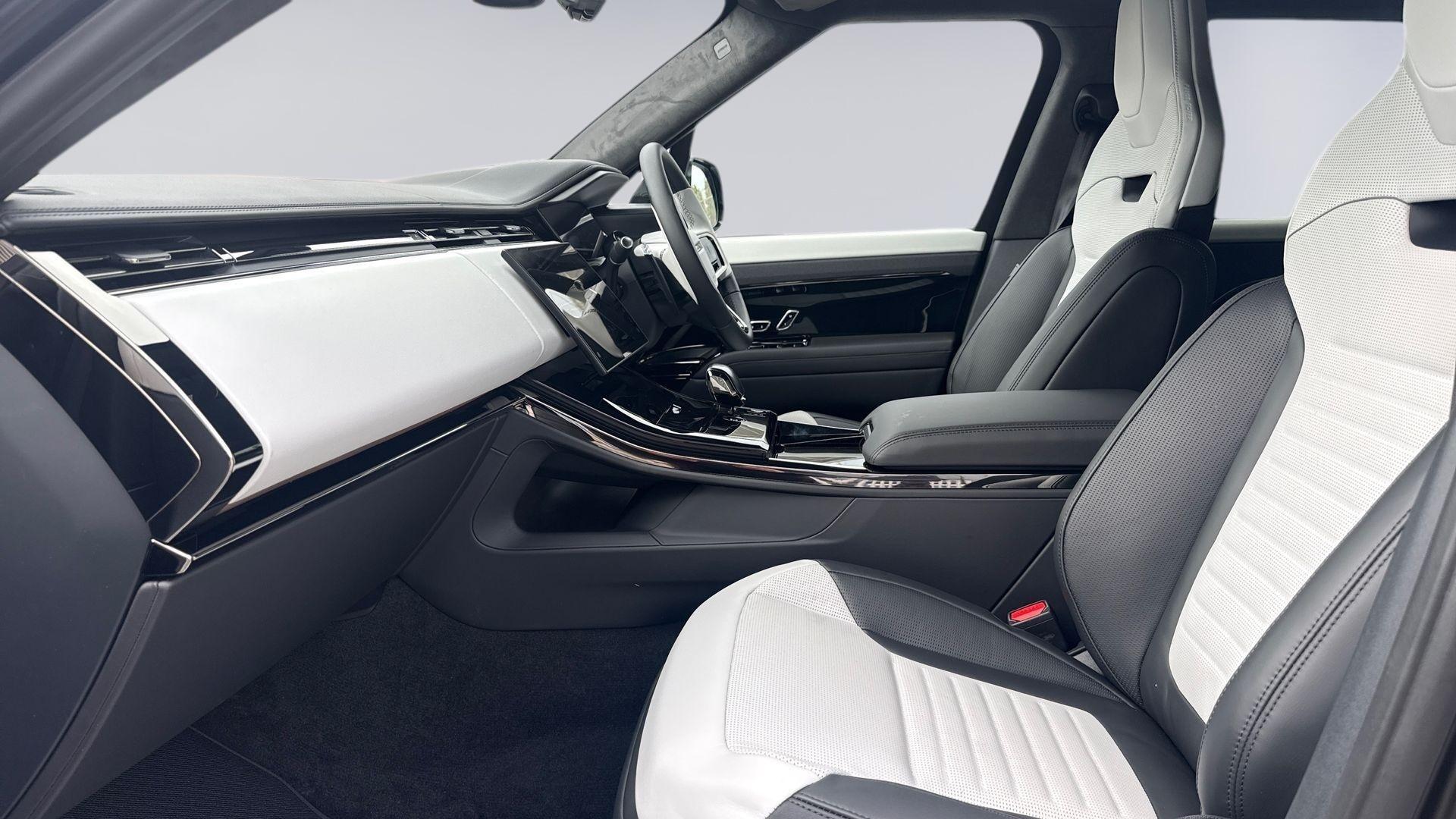 Land Rover Range Rover Sport view 3