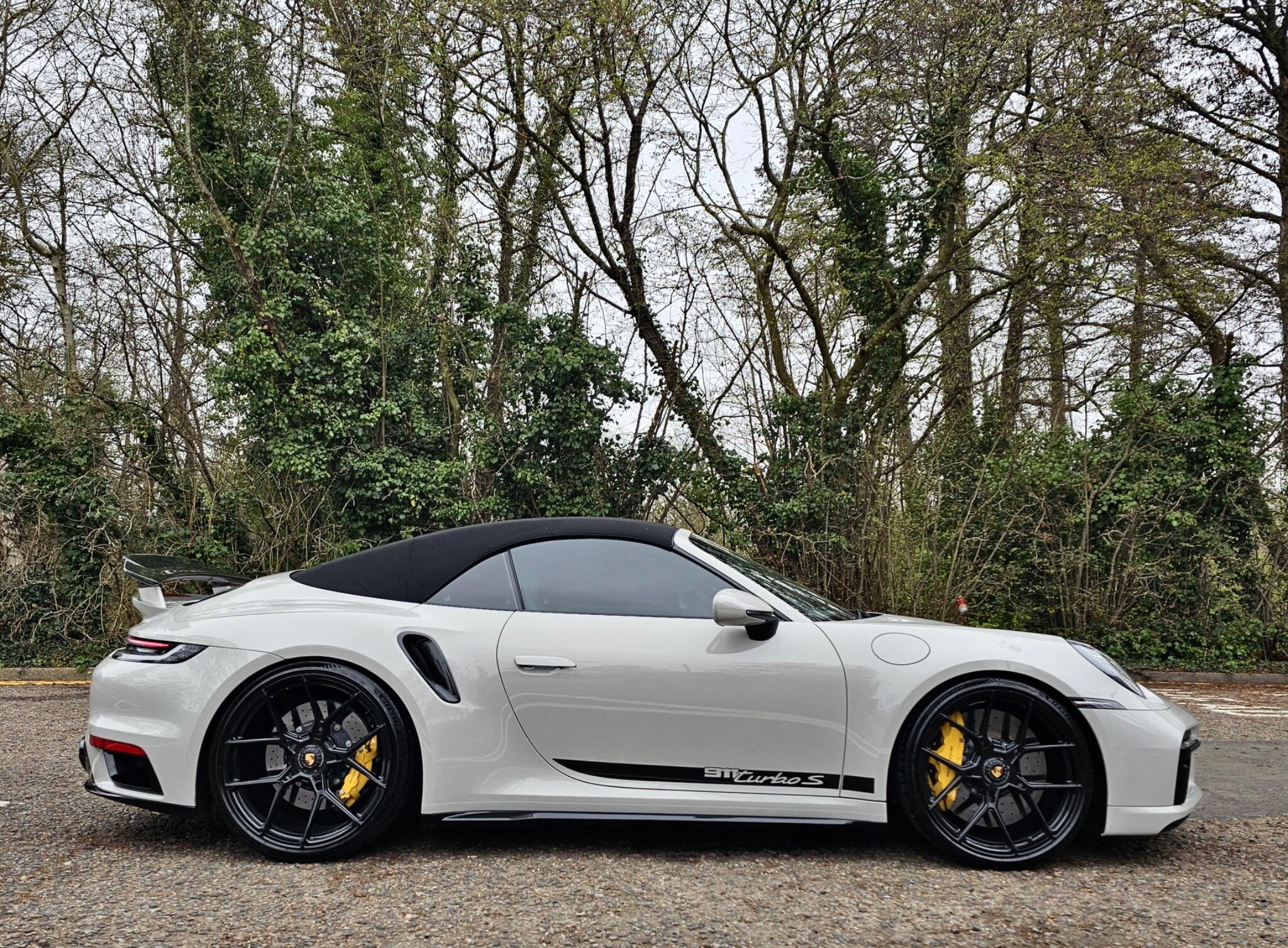 Porsche 911 view 34