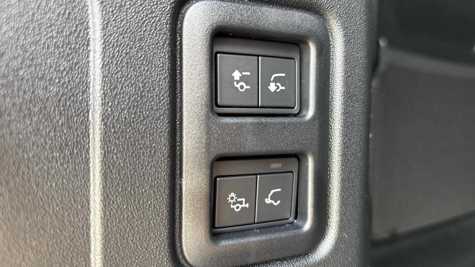 Land Rover Defender view 31