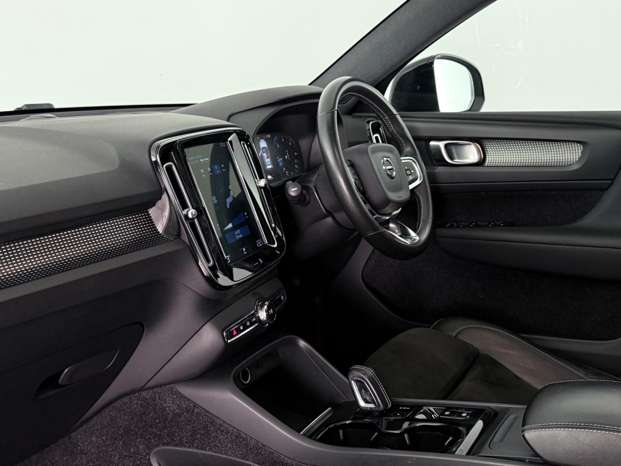 Volvo XC40 view 12