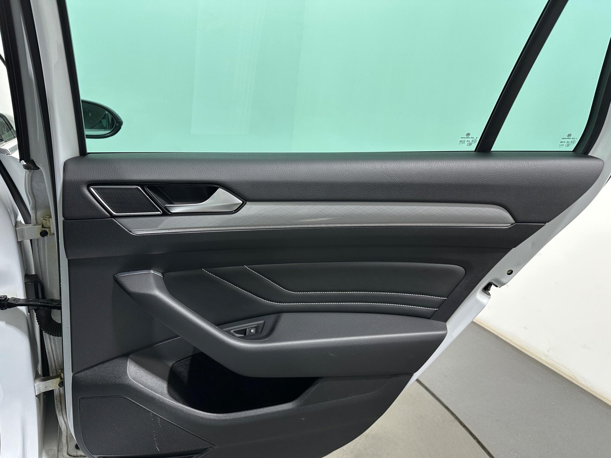 Volkswagen Passat view 43