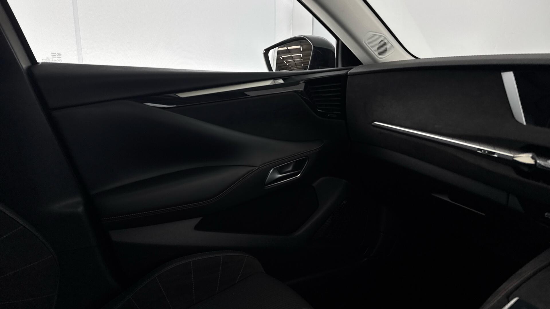 DS Automobiles DS 4 view 35
