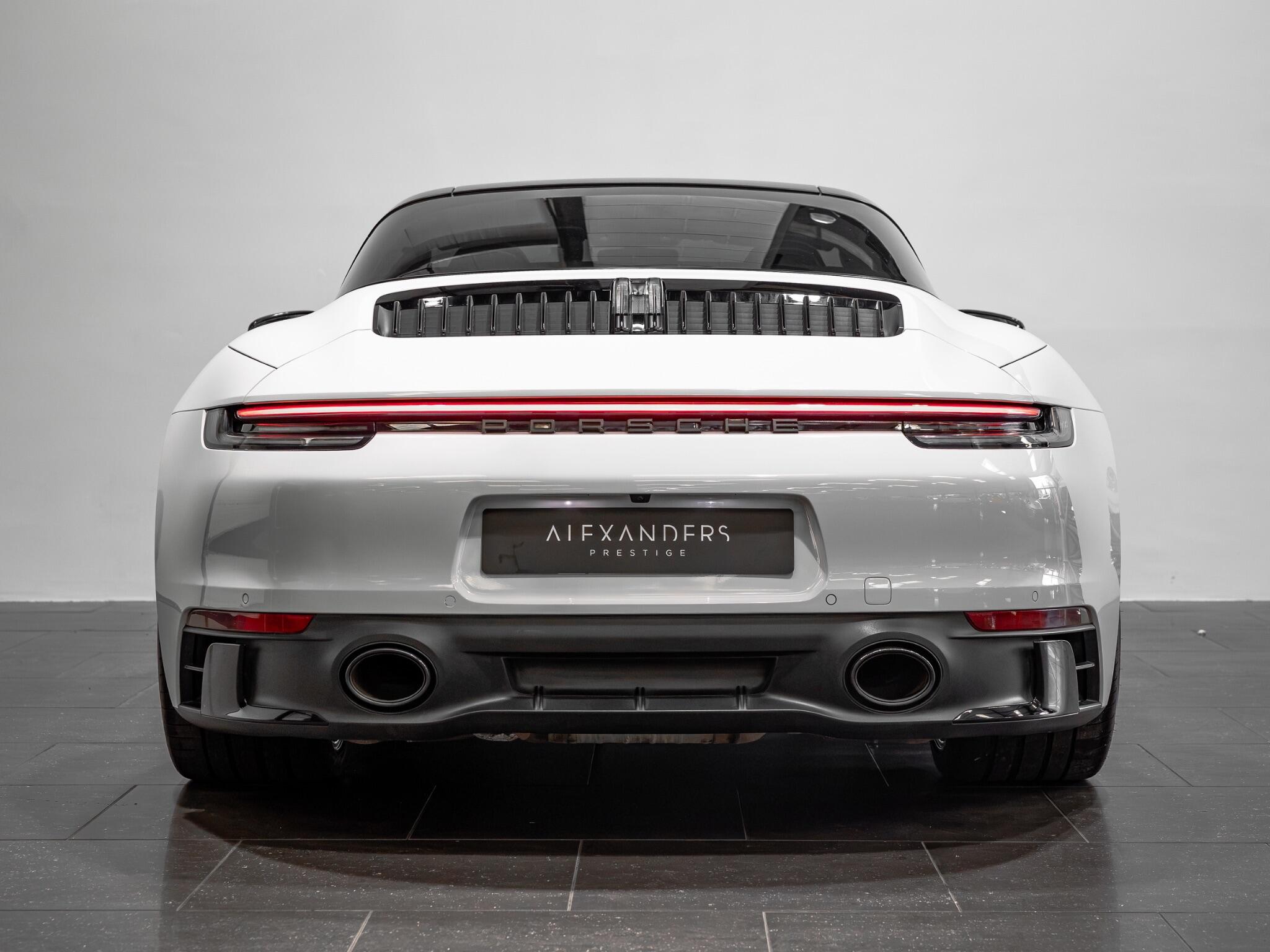 Porsche 911 view 11