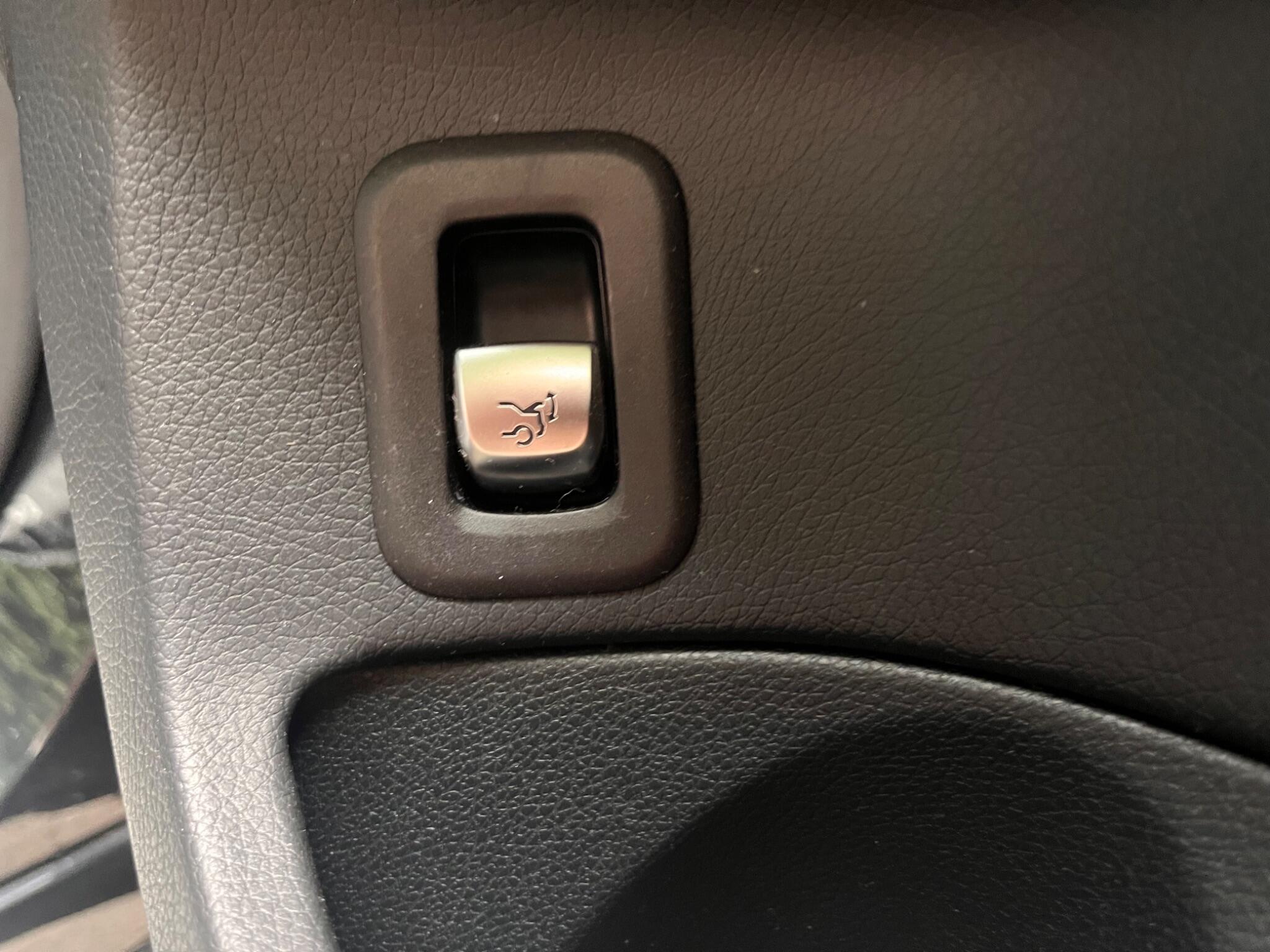 Mercedes-Benz C-Class view 35