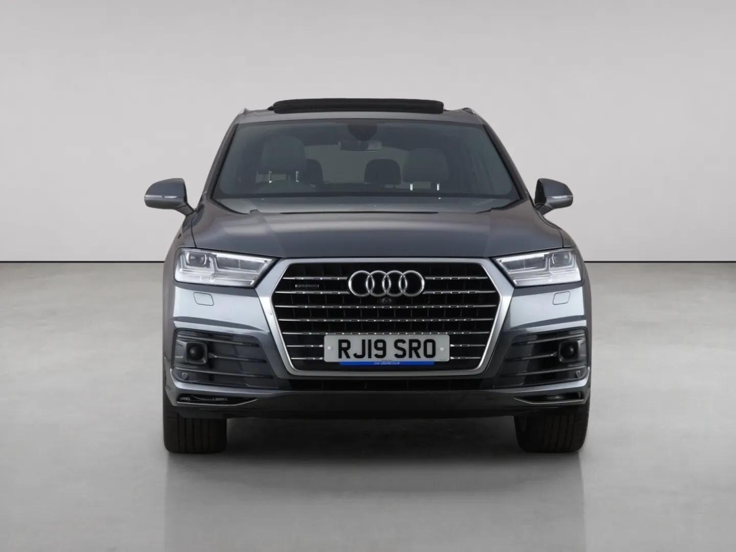 Audi Q7 view 5