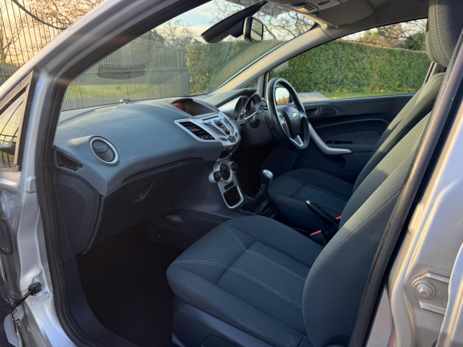 2009 Ford Fiesta image 20
